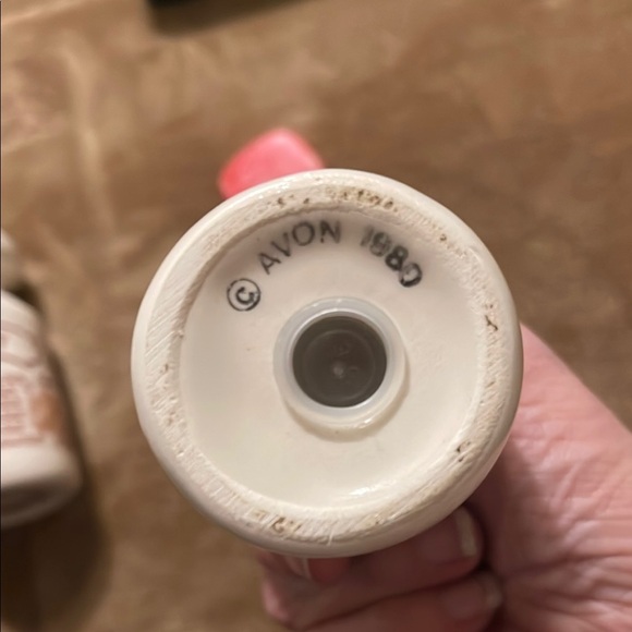 🏠Vintage Avon 1980 Salt and Pepper Shakers - Picture 3 of 5